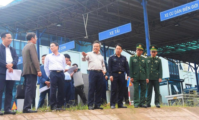 Phó Chủ tịch UBND tỉnh Quảng Trị Lê Đức Tiến (thứ tư từ phải ảnh) kiểm tra hạ tầng Cửa khẩu Quốc tế La Lay