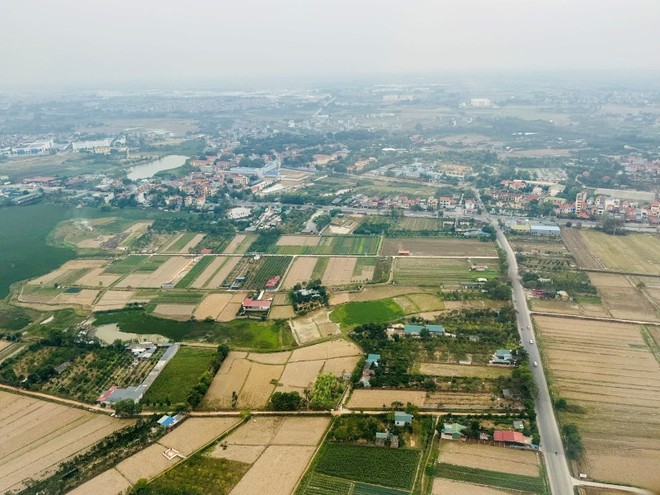 Ủy ban nhân dân các tỉnh, thành phố trực thuộc Trung ương tập trung nguồn lực để tiếp tục làm giàu, làm sạch, hoàn thiện, đối khớp, bổ sung thông tin với các thửa đất đã xây dựng cơ sở dữ liệu nhưng chưa đáp ứng tiêu chí "đúng - đủ - sạch - sống" và đo đạc lập bản đồ địa chính, lập hồ sơ địa chính, xây dựng cơ sở dữ liệu đất đai ở địa phương đối với những thửa đất chưa được xây dựng cơ sở dữ liệu.