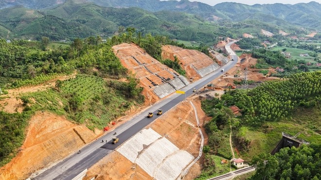 Thảm bê tông nhựa tại đoạn đầu tuyến cao tốc Hữu Nghị - Chi Lăng.