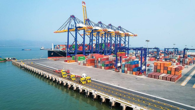 Hải Phòng đang từng bước trở thành đầu tàu giao thương quốc tế, với hệ thống cảng biển trong top 30 cảng container hiệu quả nhất thế giới (Ảnh: Đàm Thanh) 