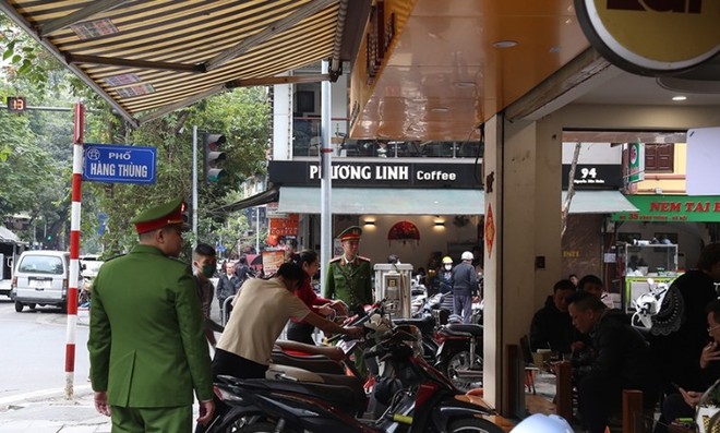 Công an quận Hoàn Kiếm kiểm tra công tác bảo đảm trật tự đô thị.