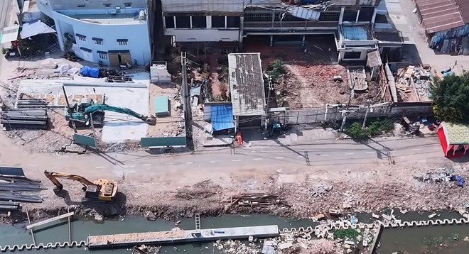 Tiến độ thi công dự án cải tạo môi trường bờ bắc kênh Đôi đang bị ảnh hưởng do hệ thống hạ tầng kỹ thuật chưa di dời -Ảnh: HT
