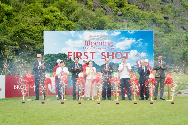 Đại biểu cắt băng khánh thành sân Canyon Course tại Legend Valley Country Club