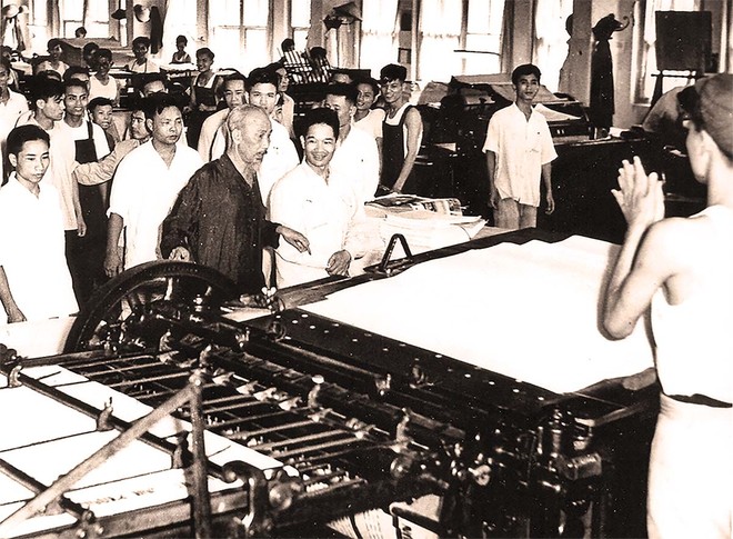 Chủ tịch Hồ Chí Minh thăm Nhà máy in Tiến Bộ, Hà Nội ảnh: ttxvn 