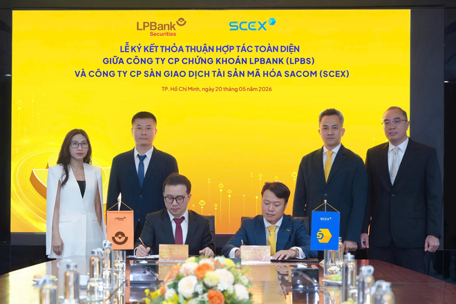 Đại diện LPBS (trái) và đại diện SCEX (phải) thực hiện ký kết thỏa thuận hợp tác.