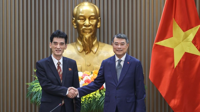 Thủ tướng Chính phủ Lê Minh Hưng tiếp đồng chí Ri Sung Guk, Đại sứ đặc mệnh toàn quyền nước Cộng hòa Dân chủ Nhân dân Triều Tiên tại Việt Nam - Ảnh: VGP/Nhật Bắc