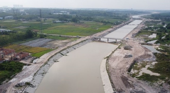 Một đoạn Suối Cái đã hoàn thành phần kè 2 bên. 