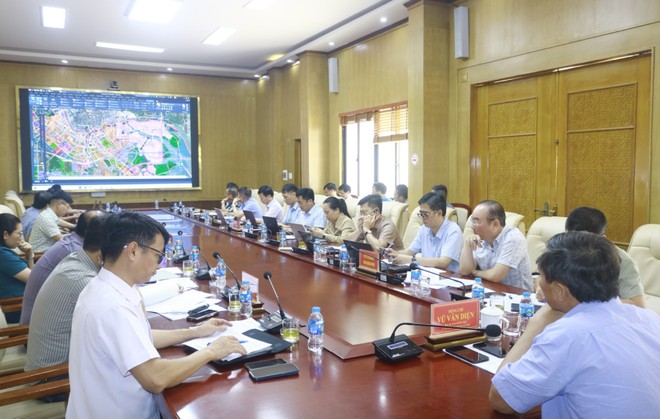 Ông Vũ Văn Diện, Phó chủ tịch Thường trực UBND tỉnh Quảng Ninh chủ trì buổi làm việc. Ảnh: TH