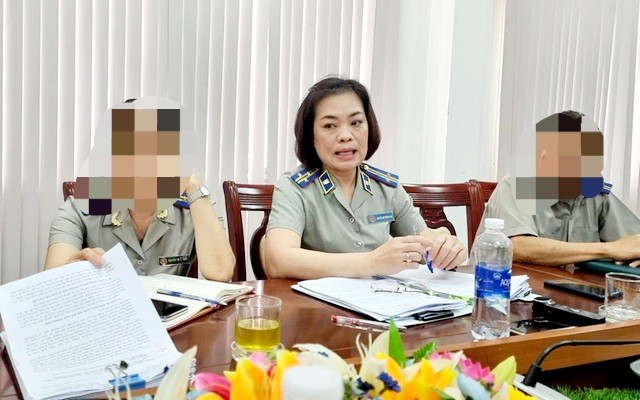 Bà Nguyễn Thị Phương Lan, nguyên Chi cục trưởng Chi cục THADS TP .Đồng Hới (ở giữa) trong một lần trả lời báo chí. Ảnh: Hoàng Nam