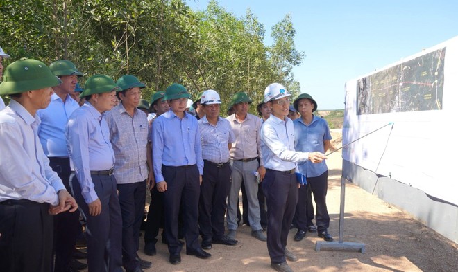 Đại diện BQL dự án báo cáo tiến độ Dự án Quốc lộ 15D đoạn từ cảng Mỹ Thủy đến cao tốc Cam Lộ - La Sơn.