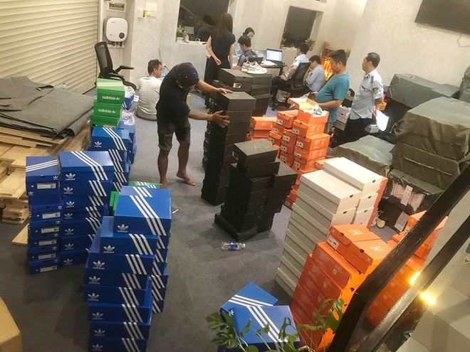Lực lượng chức năng TP.HCM vừa phát hiện hàng ngàn đôi giày, dép, vớ giả mạo các nhãn hiệu nổi tiếng như Nike, Adidas, Converse