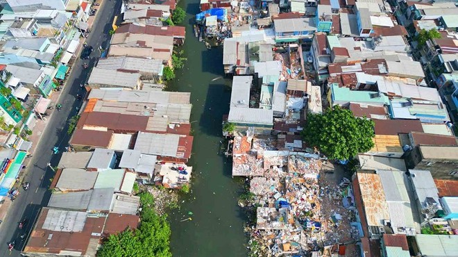 Việc bàn giao mặt bằng không liên tục gây khó khăn cho việc thi công dự án rạch Xuyên Tâm - Ảnh: Lê Toàn