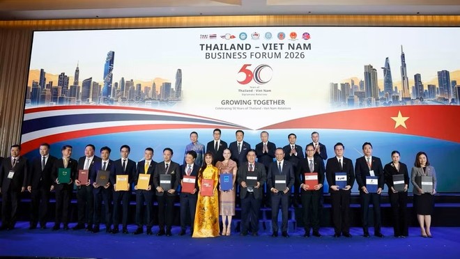 Tổng Bí thư, Chủ tịch nước Tô Lâm và Thủ tướng Thái Lan Anutin Charnvirakul chứng kiến trao các thỏa thuận hợp tác giữa doanh nghiệp hai nước. (Ảnh: TTXVN)