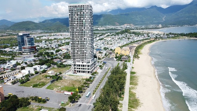 Theo báo cáo từ đơn vị tư vấn, định hướng phát triển không gian đô thị Đà Nẵng mới được xây dựng theo mô hình “3 vùng - 3 cực - 2 trục - 4 hành lang”, trong đó nhấn mạnh các hành lang kết nối Đông - Tây nhằm tạo liên kết giữa khu vực ven biển, đô thị, công nghiệp với vùng trung du, miền núi phía Tây. Ảnh: Linh Đan 