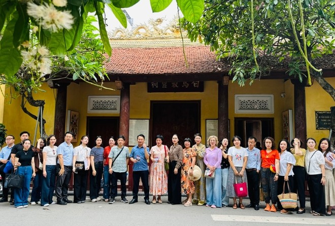 Đoàn đại biểu khảo sát đền Bạch Mã. Ảnh: Hoàng Lân