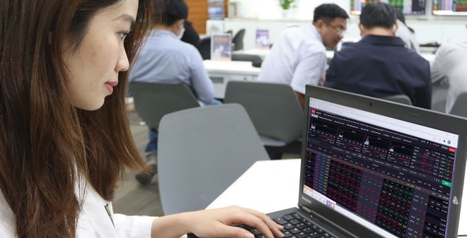 Một lượng lớn tiền đang bị “khóa” vào các đợt nộp mua cổ phiếu mới, tạo áp lực lớn lên thanh khoản thị trường chứng khoán 