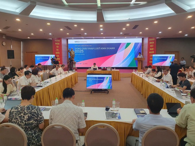 Chủ tịch VCCI Hồ Sỹ Hùng phát biểu khai mạc Hội thảo Công bố Báo cáo Dòng chảy pháp luật kinh doanh 2025 sáng 2/6/2026