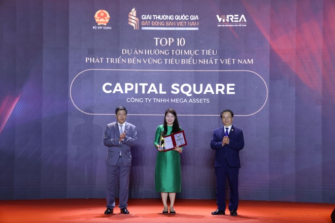 Bà Hoàng Quỳnh Phương - Đại diện Công ty TNHH Mega Assets - chủ đầu tư Dự án Capital Square nhận Danh hiệu.
