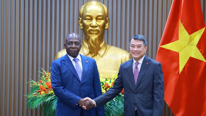 Thủ tướng Chính phủ Lê Minh Hưng tiếp Bộ trưởng Bộ Ngoại giao Cộng hòa Angola Téte António. Ảnh: VGP.
