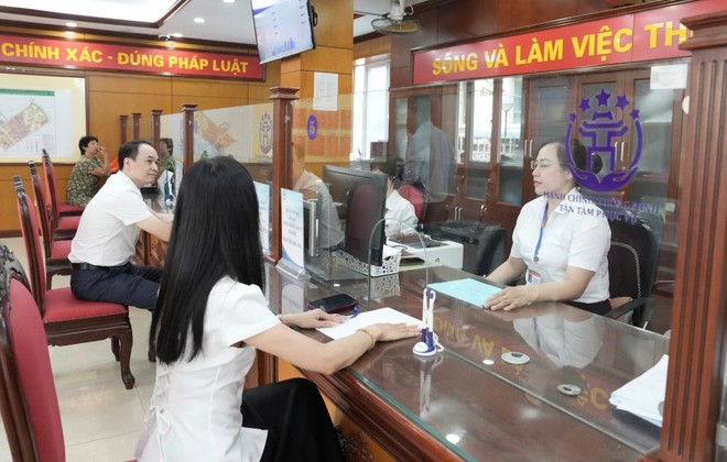 Người dân thực hiện thủ tục hành chính.