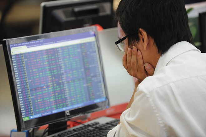 Lãi suất duy trì ở mức cao đang tạo áp lực tái định giá đối với nhiều nhóm cổ phiếu, đặc biệt là ngân hàng và chứng khoán