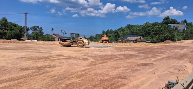 Nút giao dự án Đường tránh phía Đông TP. Đông Hà với Quốc lộ 1 tại Dốc Miếu đang được triển khai thi công xây dựng. 