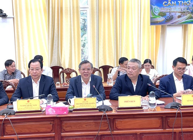 Chủ tịch UBND TP. Cần Thơ Trương Cảnh Tuyên (thứ 2 từ trái sang, hàng đầu) phát biểu tại buổi làm việc