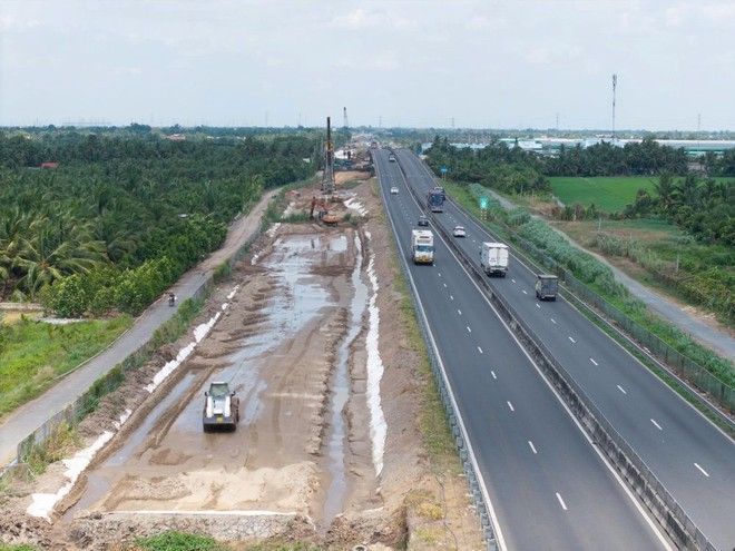 Thi công mở rộng cao tốc TP.HCM - Trung Lương - Mỹ Thuận.