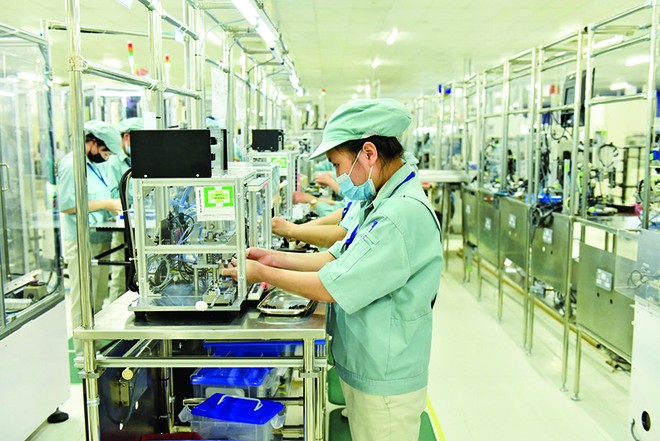 Sản xuất linh kiện điện tử tại nhà máy của Panasonic Việt Nam. Ảnh: Đức Thanh 
