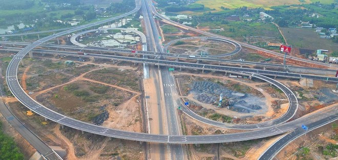 TP.HCM ra tối hậu thư cho các địa phương hoàn thành giải phóng mặt bằng để thi công các dự án kết nối với các tuyến cao tốc - Ảnh: Lê Toàn