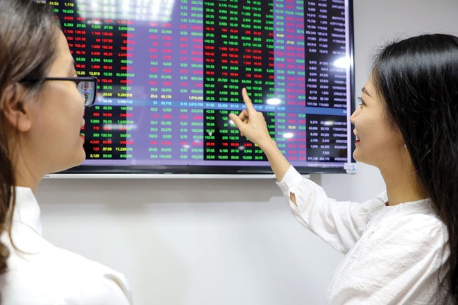 Nhà đầu tư lựa chọn các ấn phẩm phân tích chuyên sâu để có cái nhìn toàn cảnh giữa dòng chảy thông tin số ngày càng dồn dập