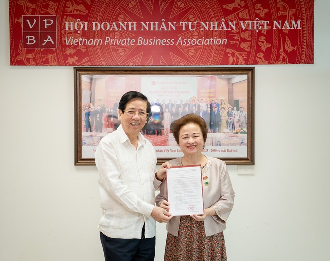 Bà Nguyễn Thị Nga nhận quyết định đảm nhiệm cương vị Quyền Chủ tịch Hội Doanh nhân Tư nhân Việt Nam