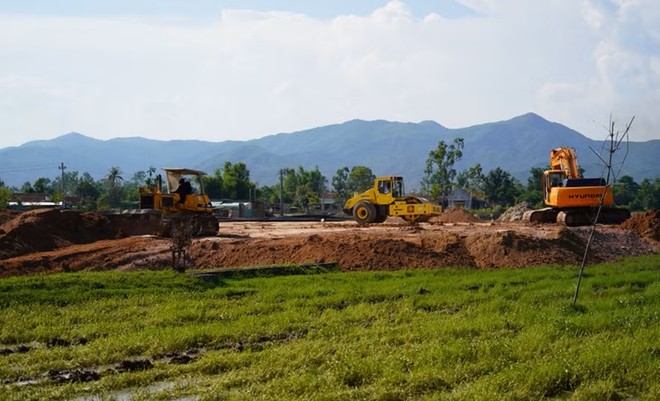 Thi công một khu tái định cư phục vụ di dời dân bị ảnh hưởng bởi Dự án Thành phần 1, Dự án Cao tốc Quy Nhơn - Pleiku. Ảnh: N.H.