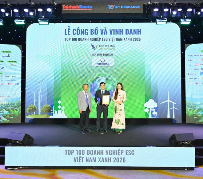 Ông Đồng Quang Thức - Giám đốc Ban ESG Tập đoàn Phenikaa, Phó tổng giám đốc Vicostone nhận chứng nhận từ chương trình.