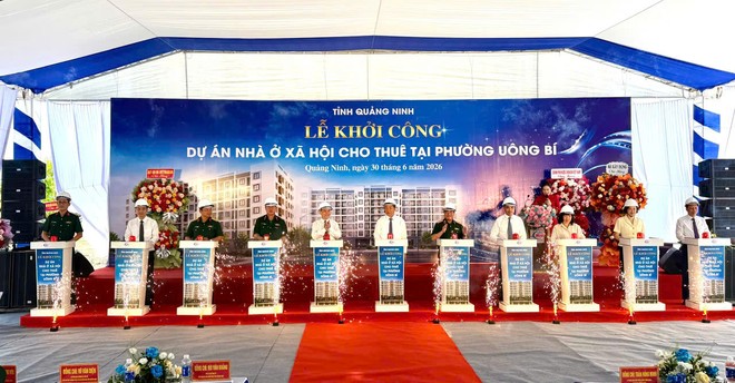 Các đại biểu bấm nút khởi công dự án. Ảnh: Quỳnh Nga