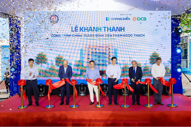 Đại diện lãnh đạo Thành phố, các sở, ngành, Ban Giám đốc Bệnh viện Phạm Ngọc Thạch, Công ty Khang Điền và Ngân hàng OCB thực hiện nghi thức cắt băng khánh thành.