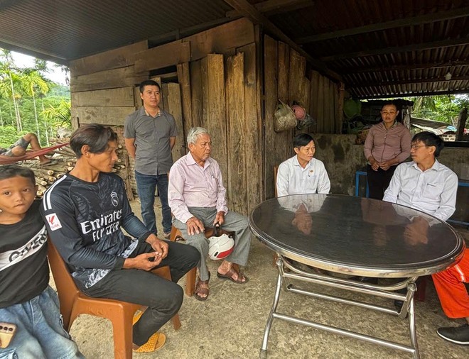 Lãnh đạo Công ty Thủy điện Sông Tranh và UBND xã Trà Tân trò chuyện, động viên gia đình có hoàn cảnh khó khăn.