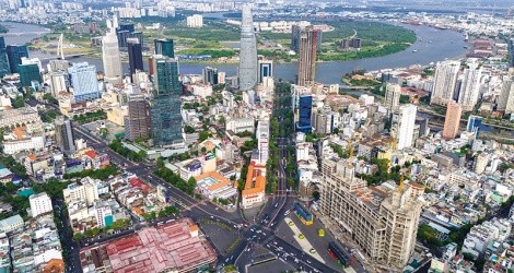 Từ một đô thị từng đối mặt với những thách thức nghiêm trọng trong những năm đầu sau giải phóng, TP.HCM đã vươn lên trở thành trung tâm kinh tế năng động nhất cả nước. Ảnh: Lê Toàn 