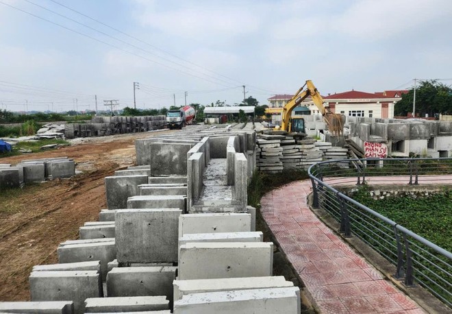 Trong khi chờ nhận được mặt bằng, các nhà thầu thi công cải tạo, mở rộng Quốc lộ 2 tập trung đúc các cấu kiện bê tông để có sản lượng và khối lượng giải ngân. (Ảnh chụp vào ngày 25/11/2025).