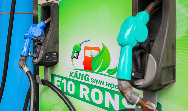 Đoàn công tác của Bộ Công thương kiểm tra năng lực sản xuất ethanol tại các nhà máy. 
