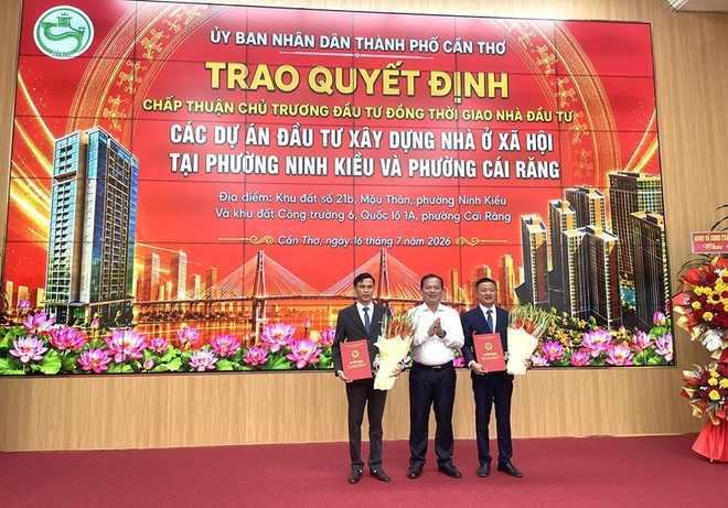 Phó Chủ tịch UBND TP. Cần Thơ Nguyễn Văn Hòa trao Quyết định chấp thuận chủ trương đầu tư đồng thời giao nhà đầu tư các dự án nhà ở xã hội tại phường Ninh Kiều và phường Cái Răng