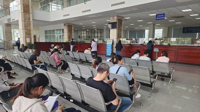 Người dân và doanh nghiệp làm thủ tục thuế tại trụ sở Thuế TP.HCM