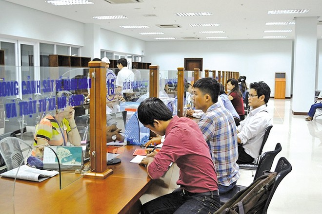 Người dân làm thủ tục hành chính tại Trung tâm Hành chính công TP. Đà Nẵng. Ảnh: Linh Đan