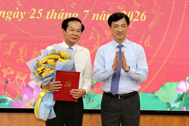Trưởng Ban Tổ chức Trung ương Nguyễn Duy Ngọc trao quyết định cho ông Đỗ Thanh Bình. Ảnh: Phạm Trung