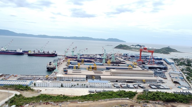 Khánh Hòa định hướng tập trung nguồn lực đầu tư các khu bến cảng trọng điểm, thu hút nhà đầu tư chiến lược, đẩy mạnh chuyển đổi số và đáp ứng các tiêu chuẩn “cảng xanh”, “cảng thông minh”. Trong ảnh là Khu kinh tế Vân Phong. Ảnh: Linh Đan