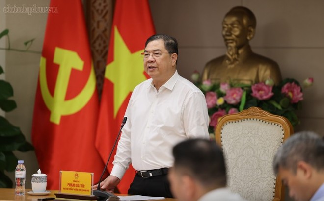 Phó Thủ tướng Thường trực Phạm Gia Túc nhấn mạnh yêu cầu khẩn trương tháo gỡ khó khăn, sớm đưa các dự án điện gió đã hoàn thành vào hoạt động sản xuất, kinh doanh, tránh lãng phí nguồn lực. Ảnh: VGP