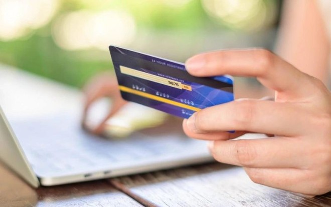 Lơ là khi quẹt thẻ để thanh toán có thể khiến khách hàng bị đánh tráo chip trên thẻ