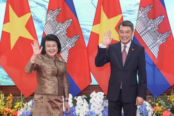 Thủ tướng Chính phủ Lê Minh Hưng nhiệt liệt chào mừng Chủ tịch Quốc hội Khuon Sudary. Ảnh: Đức Thanh.