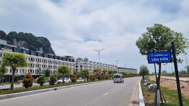 Tuyến đường đô thị tại đặc khu Vân Đồn được đầu tư đồng bộ, tạo động lực mở rộng không gian phát triển và thu hút đầu tư. Ảnh: Quỳnh Nga.
