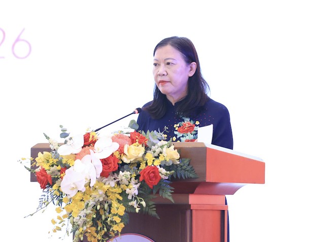  Chủ nhiệm Ủy ban Dân nguyện và giám sát Lê Thị Nga trình bày đề dẫn. Ảnh: Đức Thanh.